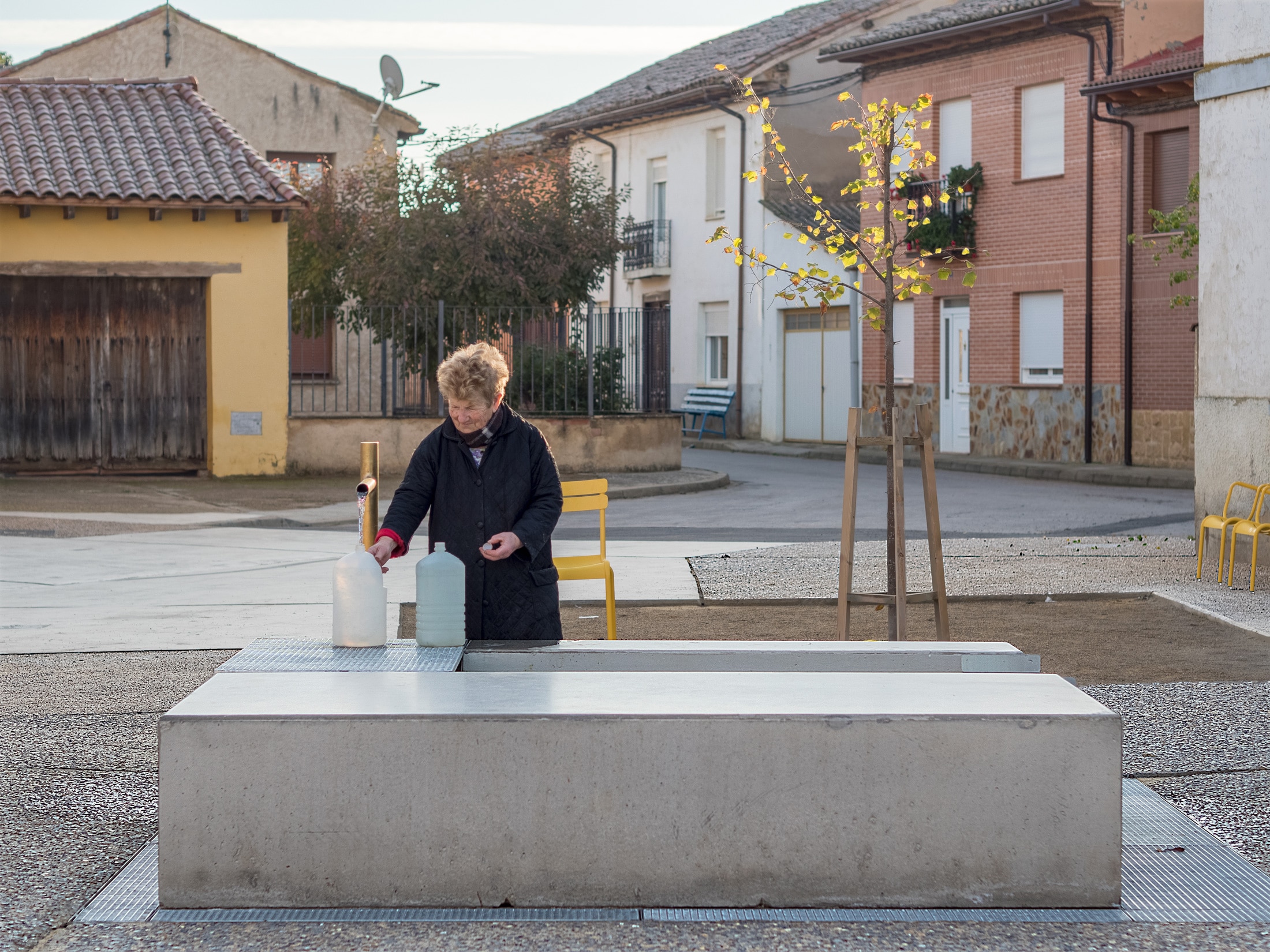 Plaza Mansilla – Recogiendo agua fuente artesiana